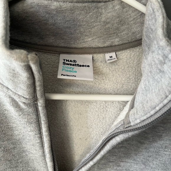 TNA Light Gray Half-Zip Cropped Hoodie sweatfleece cozy fleece - Picture 2 of 2